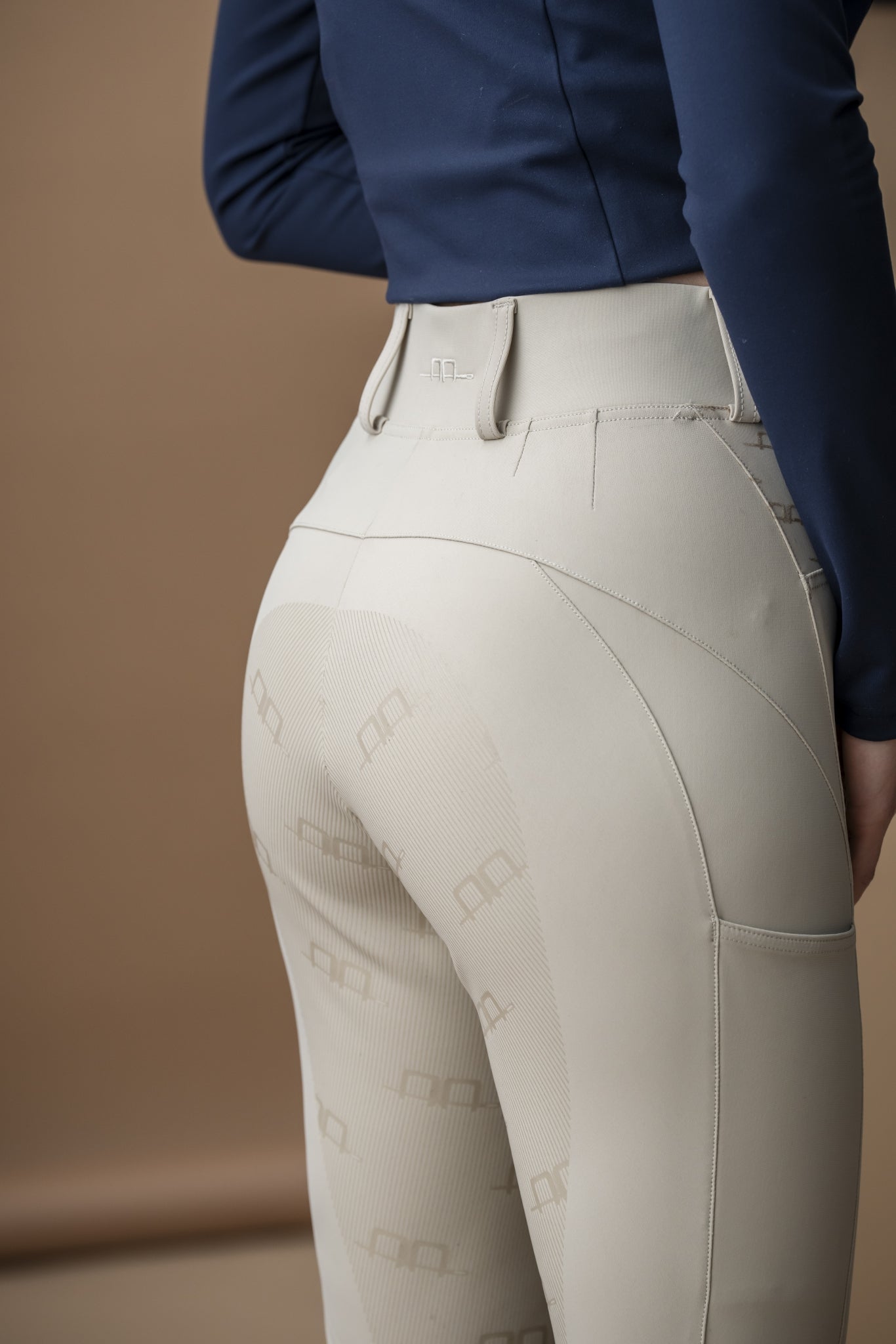 AA Fina Full Seat Brushed Hybrid Breech