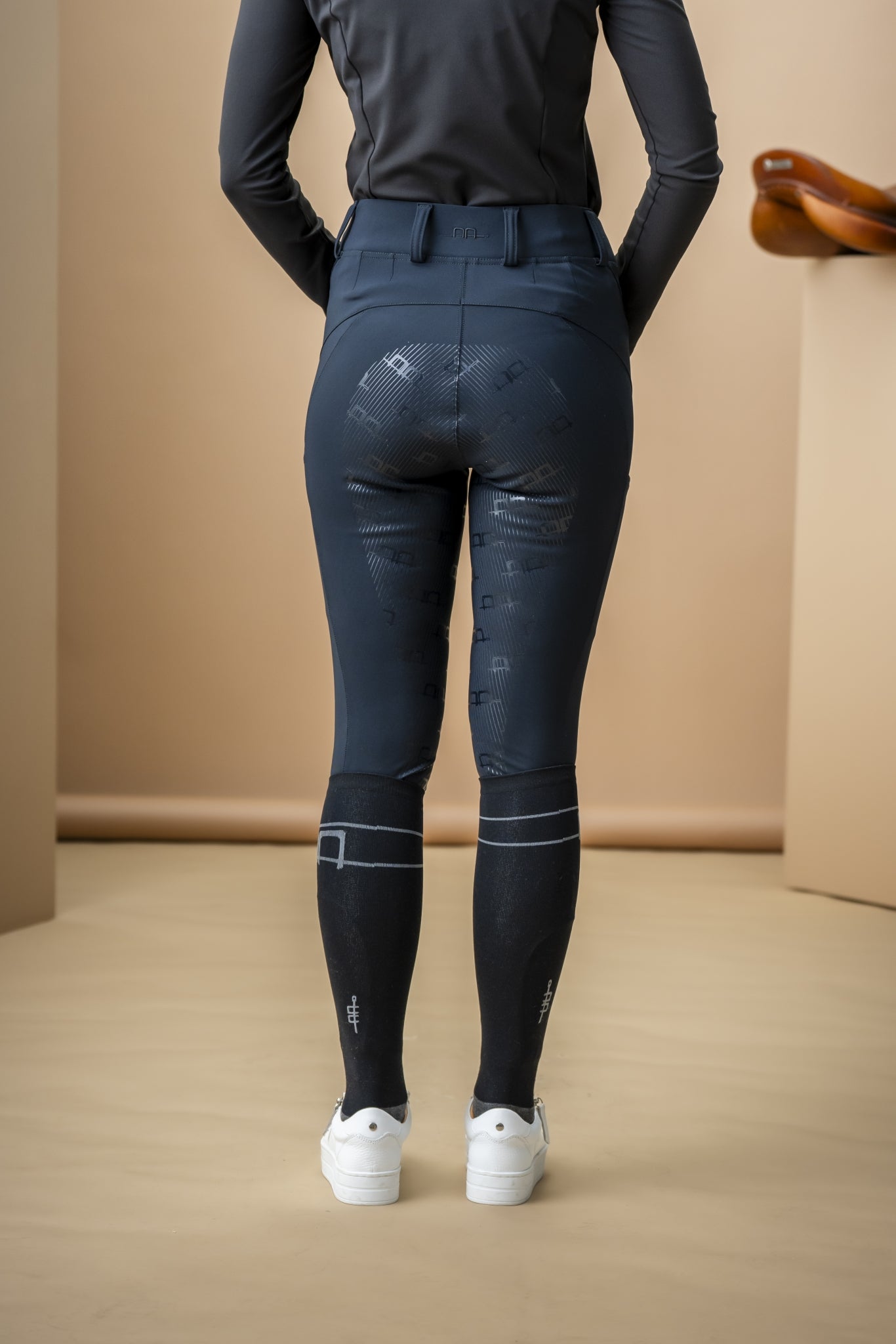 AA Fina Full Seat Brushed Hybrid Breech